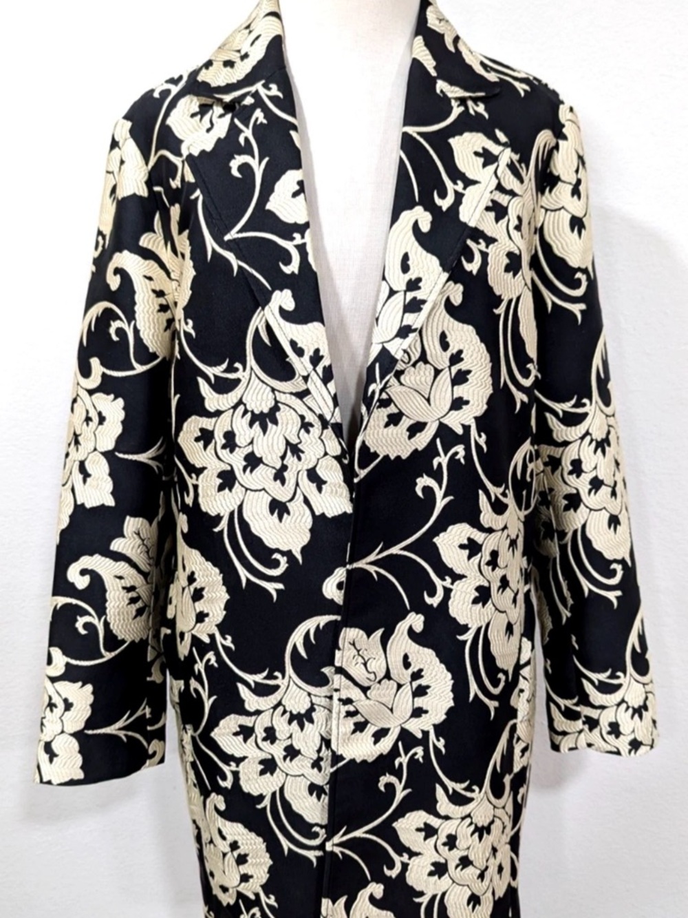 CHICO'S Elegant FLORAL
JACQUARD Topper Jacket Blazer
Black Ivory 2/L like new
